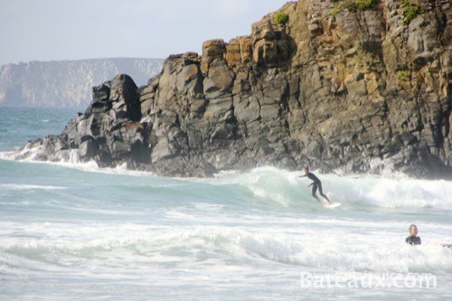 Photo Surf devant les falaises en Bretagne
