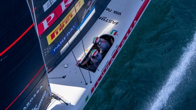 LUNA ROSSA 1 SENSATIONALLY SET THE EARLY PACE IN THE OFFICIAL PRACTICE RACING