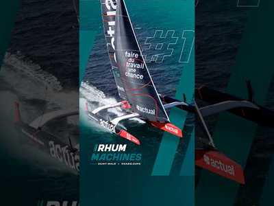 Ce bateau g�ant de 32 m�tres vole au-dessus de l'eau 