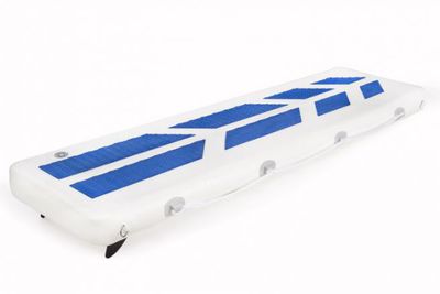 Une passerelle gonflable l�g�re, solide et pratique